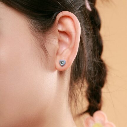 YkBeauty Blue Border heart stone Stud